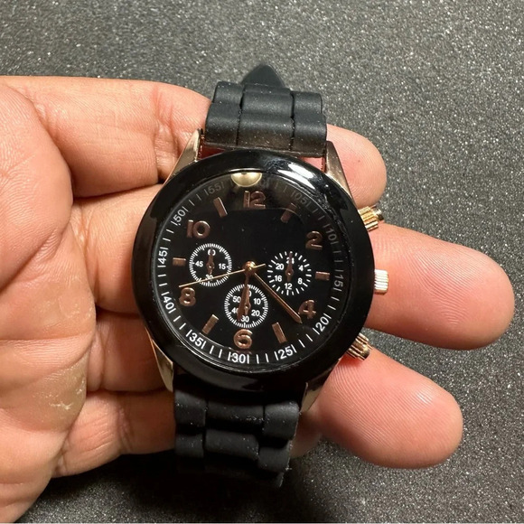 Mens black and rose gold quartz watch working with new battery rubber strap - Picture 1 of 7